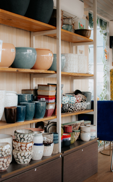 Etagere avec ceramiques